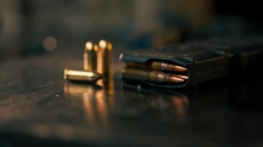 Siyah bir masada yakın plan profesyonel atış poligonu, profesyonel ekipman üzerine silah dükkanı tanıtım eğitimi