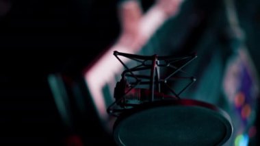 Dikey video kayıt odası karanlık, ses geçirmez bir odada ses geçirmez bir oda var. Filtresi olan pahalı bir mikrofon.