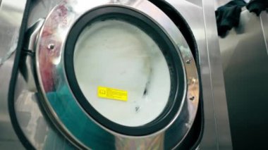 Profesyonel kuru temizleme makinesinin profesyonel hassas donanım üzerindeki yıkama işlemini kapat