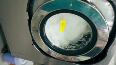 Profesyonel kuru temizleme makinesinin profesyonel hassas donanım üzerindeki yıkama işlemini kapat