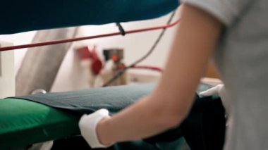 Giysilerin mükemmel durumda olması için buharlı profesyonel kuru temizleme makinesi.