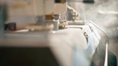 Giysilerin mükemmel durumda olması için buharlı profesyonel kuru temizleme makinesi.