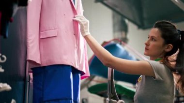 Profesyonel kuru temizlemeciyi kapatıyorum. Genç bir kız kurutucudan elbisesini çıkartıyor.