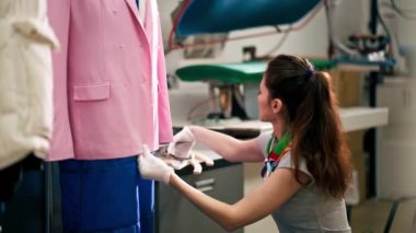 Profesyonel kuru temizlemeciyi kapatıyorum. Genç bir kız kurutucudan elbisesini çıkartıyor.