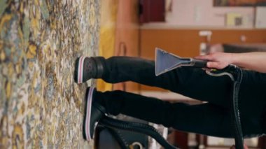 Daire yöneticisinin kapanış videosu halıyı profesyonel bir elektrik süpürgesinin deterjanıyla suluyor.