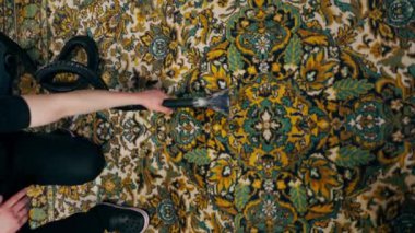 Üst düzey profesyonel temizlik. Temizlikçi kirlilikten halıyı yıkar ve temizler.