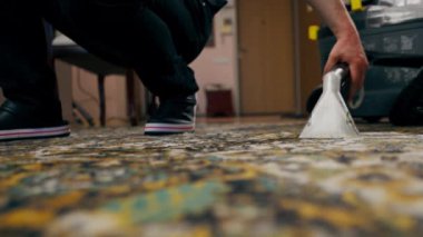 Profesyonel temizliği kapat. Temizlikçi kirden halıyı yıkar ve süpürür.