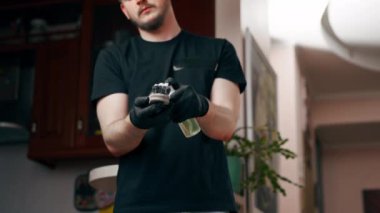 Bir apartmanın profesyonel temizliği bir temizlikçi deri bir kanepeyi cilayla parlatır.