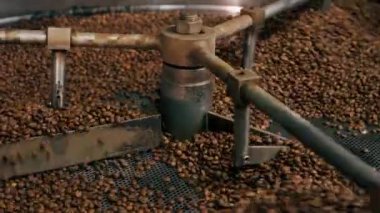 Bir kahve kızartma fabrikasının yakın plan çekimi davulun içinde kavurucu bir kahve