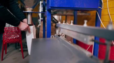 Bir kahve kızartma fabrikasına yakın çekim. Plastik kahve poşeti lehimleme işlemi.