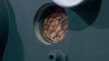 Kahve kızartma fabrikasına yakın çekimde kahvenin lombozda nasıl döndüğünü görebilirsiniz.