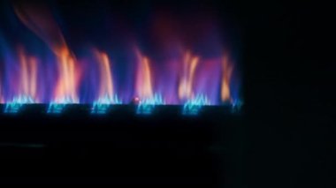 Kahve kızartma fabrikasını kapatın. Gaz ocağı alevi yüksek ısıyı dile getirir.