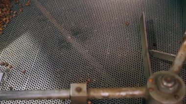 Kahve kızartma fabrikasına yakın çekim. Boş boş varil ve kahve artıkları.