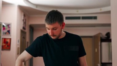 Profesyonel temizlikçi, temizlikçi, yıkamadan önce tekstil kanepesini ıslatır.
