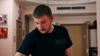 Bir dairede profesyonel temizliği kapatmak. Temizlikçi yıkamadan önce tekstil kanepesini ıslatır.