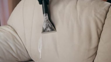 Daire temizleyicisinin profesyonel temizliğini deterjan tekstil kanepesiyle süpür.