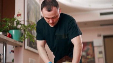 Profesyonel temizliği kapat. Temizlikçi yıkamadan önce konsolu ıslatır.