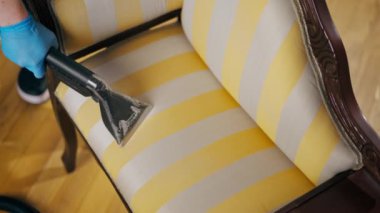 Profesyonel temizliği kapat. Temizlikçi yıkamadan önce konsolu ıslatır.