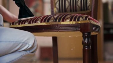 Daire temizleyicisinin profesyonel temizliğini deterjan kırmızı sandalyeyle kapat.