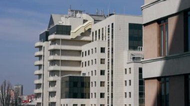 Şehrin yüksek binaları üzerindeki bir yerleşim yerinin penceresinden manzara