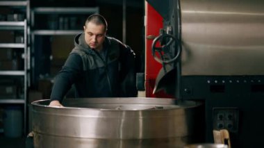 Kızartma fabrikasında kahve tutacağı. İçmeye hazır kahvenin rosto seviyesini kontrol ediyor.