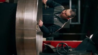 Dikey video bir kahve tutacağı bir kızartma fabrikasında kahvenin rosto seviyesini kontrol etmeye hazır.