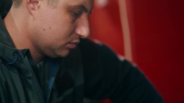 Kızartma fabrikasındaki kahve tutucuyu kapat. Kahvenin kızartma seviyesini kontrol et. İçmeye hazır.