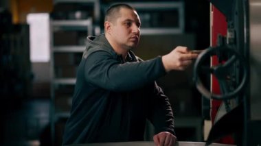 Kızartma fabrikasındaki kahve tutucuyu kapat. Kahvenin kızartma seviyesini kontrol et. İçmeye hazır.