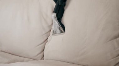 Daire temizleyicisinin profesyonel temizliğini deterjan tekstil kanepesiyle süpür.