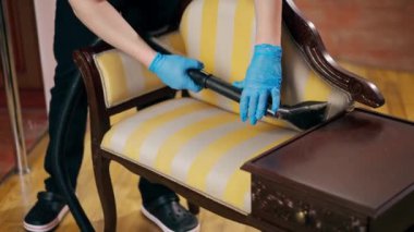 Profesyonel temizliği kapat. Temizlikçi yıkamadan önce konsolu ıslatır.