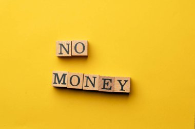 ~ Gölgeler olmadan sarı, sıcak bir arka plan. ~ ~ Siyah harfli tahtadan küpler. ~