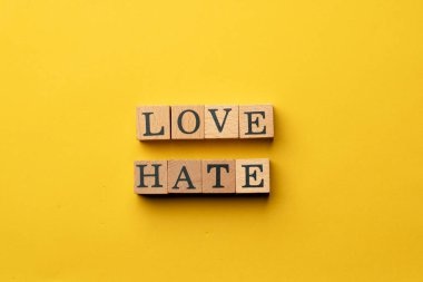 ~ Gölgeler olmadan sarı, sıcak bir arka plan. ~ ~ Siyah harflerle yazılmış tahta küpler. ~