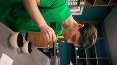 Mutfaktaki kahve kızartma fabrikasında kahveyi tatmak için kaşık kullanır.