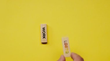 dikey video gölgeler olmadan sarı sıcak arkaplan erkek eli siyah kelime LGBT çalışma ortaya koydu
