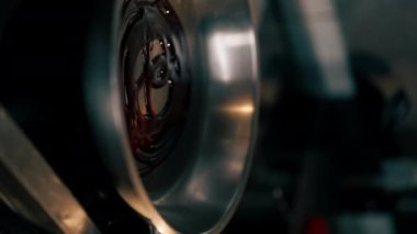 Profesyonel mutfakta dikey çekimde şef kızartma tavasında yağ dağıtmak için bıçak kullanır.