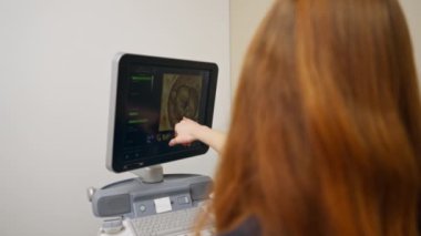 Klinikte genç sarışın kız muayeneden sonra jinekolog muayenesine gitmiş.