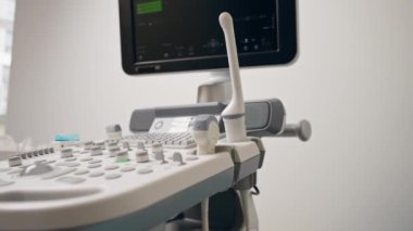 Jinekoloji muayenehanesine yakın çekim, hamilelik süresini gösteren bir tarama.