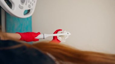 dikey görüntü kliniği jinekoloji ofisi. Doktor ultrason makinesini hazır tutuyor.