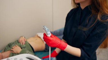 Klinikteki jinekoloji ofisinde bir doktor hastanın küçük organlarının ultrasonunu çeker.