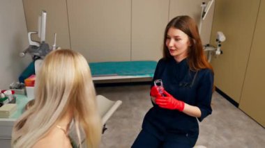 Klinikte genç sarışın kız muayeneden önce jinekolog muayenesine gitmiş.