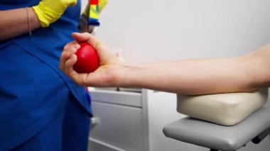 Klinikteki adam kan akıtmak için anahtarla kan pompalıyor.