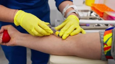 Klinikteki adam kan testi için mavi formda bir doktora sağlıklı bir yaşam tarzını sorar.