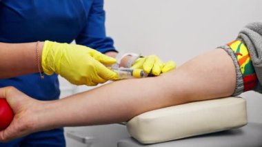 Klinikteki adam kan testi için mavi formda bir doktora sağlıklı bir yaşam tarzını sorar.