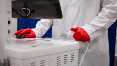 Beyaz röntgen odasındaki özel bir klinikte doktor hastanın sırtının fotoğrafını çeker.