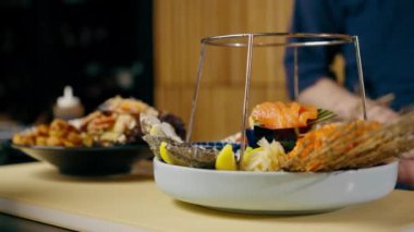Japon restoranına yakın plan pahalı bir deniz ürünü tabağı misafirlere servis edilmeye hazır.