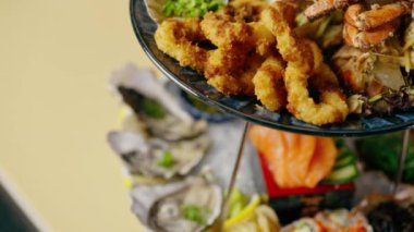 Japon restoranına yakın plan pahalı bir deniz ürünü tabağı misafirlere servis edilmeye hazır.