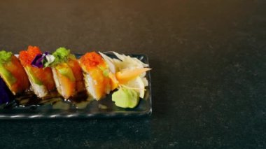 Japon restoranına yakın plan. Uzun tabakta pahalı suşisi olan hazır bir set.