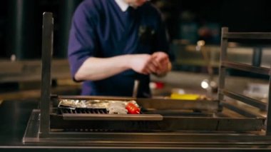Japon restoranına yakın çekim yapan şef, balık için meze olarak çeşitli sebzeler pişirir.