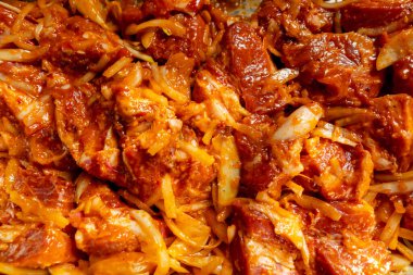Baharatlı ve soğanlı marine edilmiş et yakın plan altın marinade profesyonel yemek