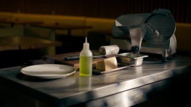 Parmesan peyniri ve profesyonel peynir rendelenmiş ahşap tahtasıyla kaburga kafesi olan bir restoranda yakın plan.